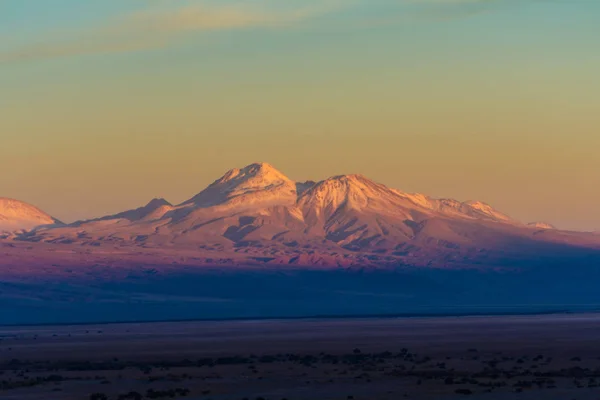 Günbatımı Atacama çöl, kar üzerinde Andes, Şili