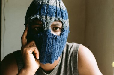 Eliyle başını karşı preslenmiş şeritli maske bir modelinde çalışır odak kalmak.