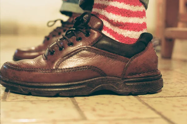 Close Sapato Couro Marrom Juntamente Com Vermelho Meias Listradas Brancas — Fotografia de Stock