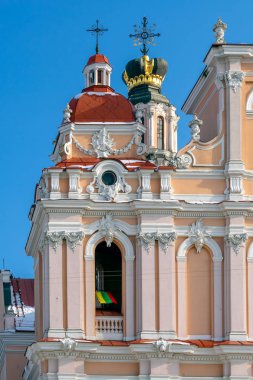 Arch, Kilisesi St. Casimir Vilnius - şenlikli dekorasyon için Şubat 16, Litvanya'nın bağımsızlık günü Litvanya bayrağı uçar