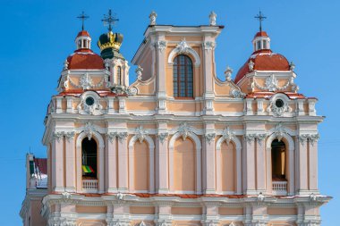 Kilisesi, St. Casimir Vilnius. Kemer - şenlikli dekorasyon için Şubat 16, Litvanya'nın bağımsızlık günü Litvanya bayrağı uçar