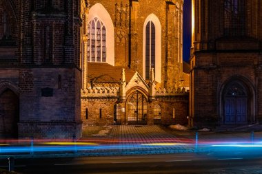 Kule, soldaki - St. Anne's Kilisesi St Francis Kilisesi ve giriş kapısı ve bell ile St. Bernard (Bernardine Kilisesi). Kış geceleri, Vilnius, Litvanya