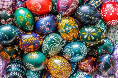 Arılar balmumu ile boyama doğal geleneksel Litvanyalı renkli Paskalya yumurtaları