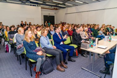 Vilnius, Litvanya - 22 Şubat 2019: Dört günlük 20 uluslararası Vilnius Kitap Fuarı Litvanya başkenti. Vilnius Kitap Fuarı'nın Kitabı 'Çim-yılanlar Kraliçesi' Vytautas V. Landsbergis tarafından tanıtım