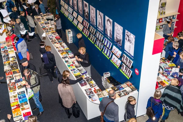 ヴィリニュス リトアニア 2019 国際ビリニュス ブック フェアは 周年を迎えます フェア バルト三国で最大かつ最も重要な本です が本を選ぶ — ストック写真