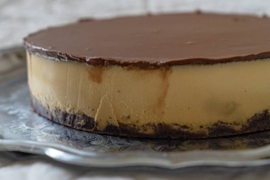 Tepside çikolatalı ev yapımı balkabağı keki. Ayrıntı