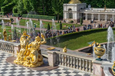 Sankt Petersburg, Rusya-juny 01, 2019: Grand Cascade ve yaz aylarında Peterhof Palace Voronikhin Colonnades çeşmelerinin parçası lavabo içine üfleme Tritonların Iki heykel 