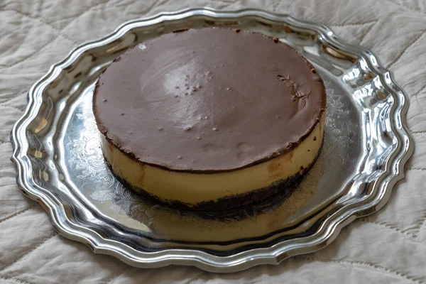 Zeer Smakelijke Zelfgemaakte Pompoen Cake Met Chocolade Een Dienblad Bovenaanzicht — Stockfoto