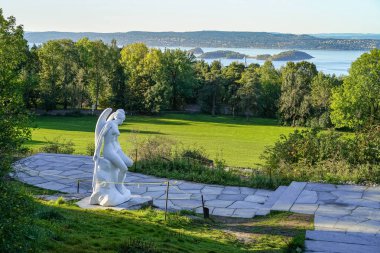 Ekebergparken Heykel Parkı deniz manzaralı ve heykel 