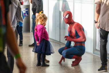 Vilnius, Litvanya - 03 Aralık 2017: Comic Con Baltic 2017. Baltık'taki en büyük pop kültürü yıllık etkinliğidir. Superhero Batman olay ziyaretçileri ile etkileşim.