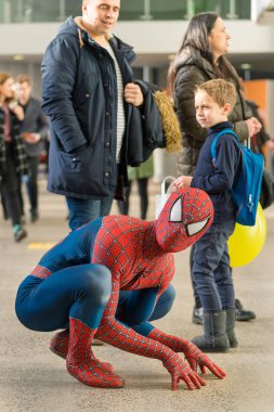 Vilnius, Litvanya - 03 Aralık 2017: Comic Con Baltic 2017. Baltık'taki en büyük pop kültürü yıllık etkinliğidir. Superhero Batman olay ziyaretçileri ile etkileşim.