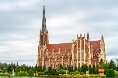 Belarus 'un Gerviaty köyünde sonbaharda kutsal üçlemenin güzel neo-gotik Katolik kilisesi. Şu anda Belarus 'taki en büyük kilise..