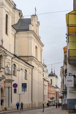 Vilnius, Litvanya - 26 Ekim 2019: Dominik Kutsal Ruh Kilisesi, Kutsal Merhamet Tapınağı veya Vilnius Üniversitesi 'nin Vilnius, Litvanya' daki St. Johns Kilisesi Çan Kulesi