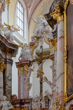 Çarmıha gerilen İsa ve etrafı meleklerle çevrili Vilnius Kutsal Ruh Kilisesi 'nin ana sunağının ayrıntıları..