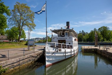 IVON (İsveççe: IVON, SWEDEN - 9 Temmuz 2014) İsveç 'in Skane şehrinde bulunan en derin göldür. Fotoğraf, karaya çıkmak için serumdan..