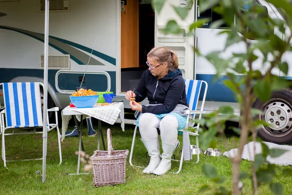 Woman Sitting Motorhome Lot Chanterelles Table — Stock Photo, Image