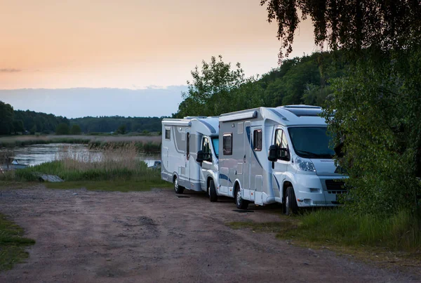 Två Husbilar Parkerade Vacker Natur — Stockfoto