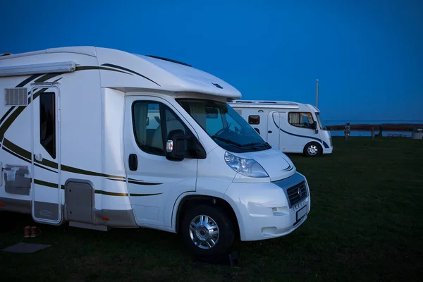 Dos Autocaravanas Aparcadas Camping Por Noche —  Fotos de Stock