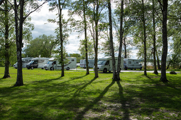 IVON, SWEDEN - 9 июля 2014 года: Озеро Ив является самым глубоким озером в Скейне, Швеция, и имеет муниципальный автомобильный паром до острова Ив и от него. Изображение с острова Iv, чтобы попасть на землю.