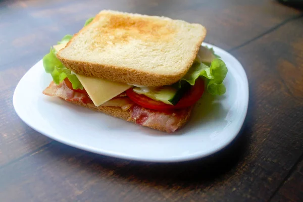Sanduíche Com Bacon Queijo Legumes Frescos Preparação Sanduíche Com Ovos — Fotografia de Stock