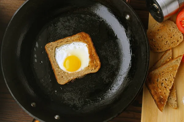 Gebakken Eieren Brood Een Pan Tomaat Peper Tafel — Stockfoto