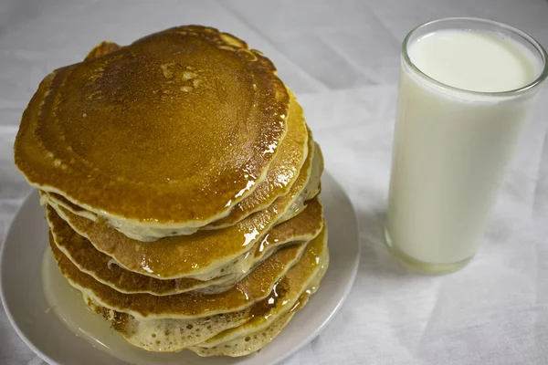 Американские Блинчики Блинчики Вкусные Быстрые Завтрак Молоком — стоковое фото