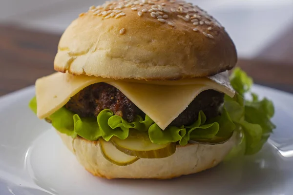 Burger Smažené Maso Patty Sýrem Zeleninou Bulce Pšeničné Mouky Sezamovými — Stock fotografie