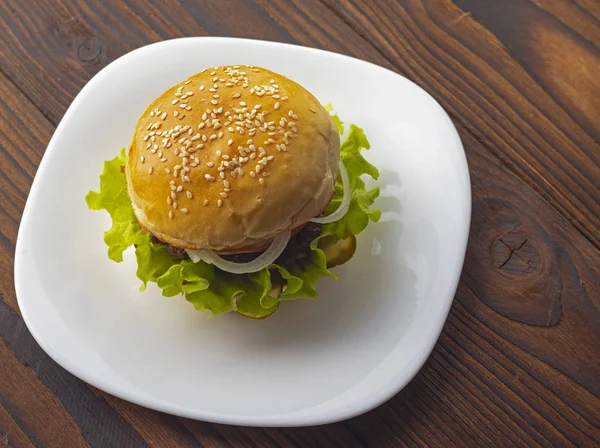 Pozadí Barva Zmačkaný Papír Burger Smažené Maso Patty Sýrem Zeleninou — Stock fotografie