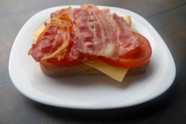 Sanduíche Com Bacon Queijo Legumes Frescos Preparação Sanduíche Com Ovos — Fotografia de Stock