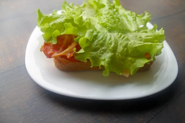 Sanduíche Com Bacon Queijo Legumes Frescos Preparação Sanduíche Com Ovos — Fotografia de Stock