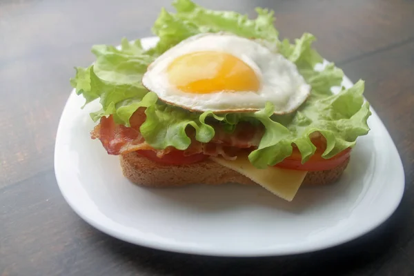 Sanduíche Com Bacon Queijo Legumes Frescos Preparação Sanduíche Com Ovos — Fotografia de Stock