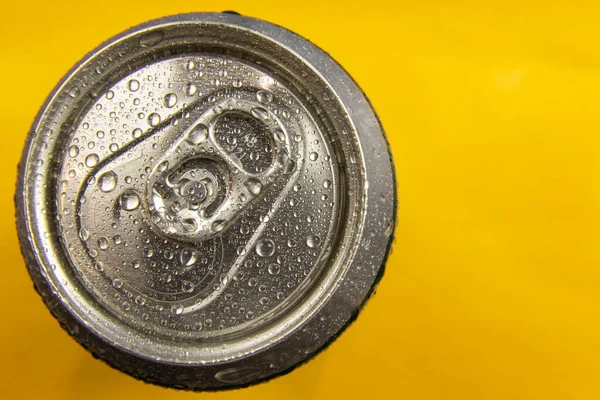 Aluminum Can Water Drops Lid Colored Background Top View Beer — Stock Photo, Image