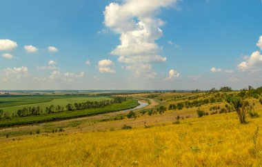 Tepeden nehre, tarımdan ufka ve mavi gökyüzüne bakın. Rusya, Krasnodar Bölgesi