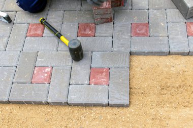 Bir kır evindeki kumlu bir üste kiremitleri blokla.