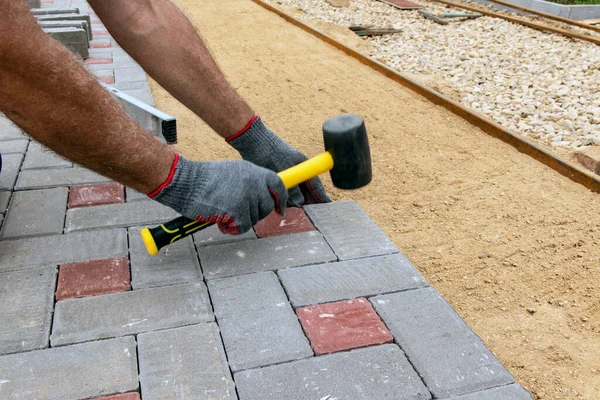 Mãos Trabalhador Luvas Que Colocam Blocos Concreto Com Martelo Borracha — Fotografia de Stock