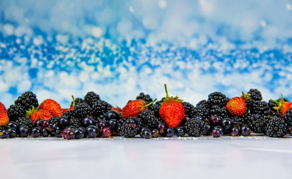 Fresas Frescas Multicolores Arriba Surtido Primer Plano Luz Brillante Fresas — Foto de Stock