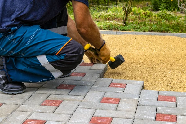 Mestre Está Construindo Uma Nova Calçada Com Telhas Fechadas Pátio — Fotografia de Stock