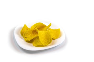 Patates cipsi ya da patates cipsi kabının içinde beyaz grupta yakın plan.