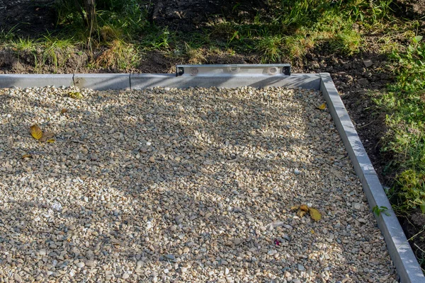 Kaldırım yapım aşamasında. Beton kaldırım ve ezilmiş taş taban. Döşeme için hazırlık. Seçici odak
