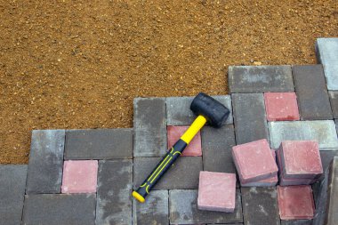 Yeni asfalt levhalar döşeme, kaldırım levhaları ve kum manzarası. Kumlu inşaat alanı. Seçici odak.