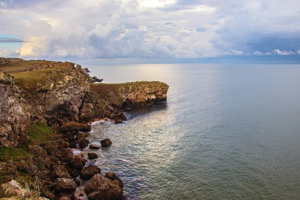 Sabah Deniz Kıyısının Manzarası Sakin Denizin Turkuaz Yüzeyi Mavi Gökyüzünde — Stok fotoğraf