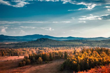 Dağların sonbahar manzarası renkli ormanlarla dolu.