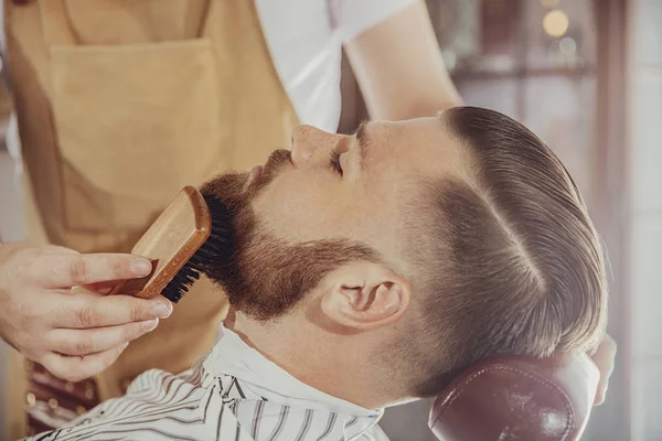 Barbeiro Penteia Barba Homem Com Uma Escova Foto Estilo Vintage — Fotografia de Stock