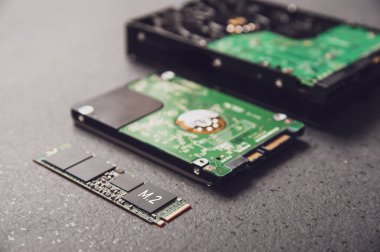 Sürücüler için Ssd HDD teknolojisinin gelişimini simgeleyen bir taş tabloda düzenlenmiştir