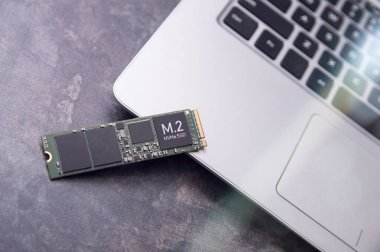 Hızlı M.2 katı durum götürmek modern alüminyum laptopda yatıyor