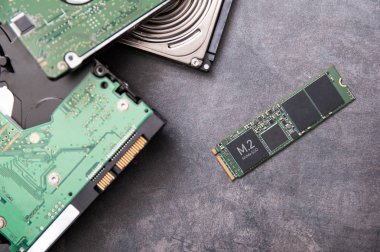 Modern M.2 Ssd sürücü ve eski sabit disk sürücüleri yalan bir taş levha üzerine