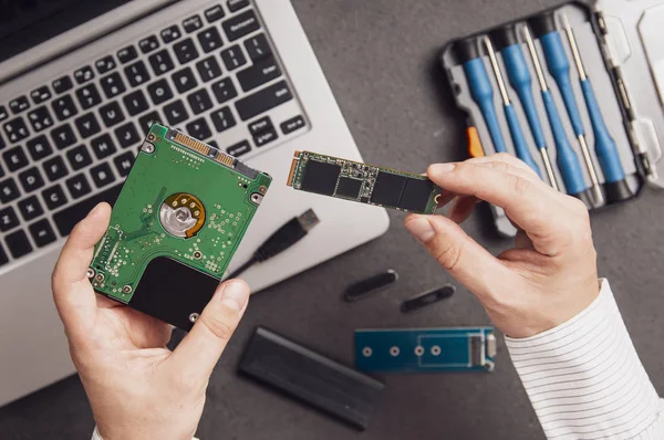 Man Prepares Replace Old Hdd Drive Modern Ssd His Laptop — Stock Photo, Image