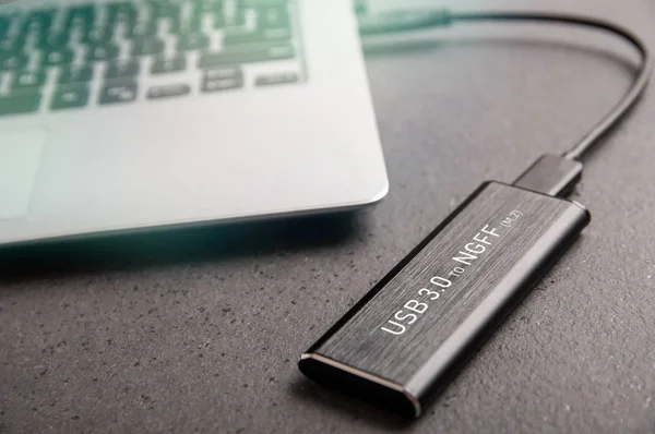 Adaptador Ssd Para Usb Está Conectado Laptop Moderno — Fotografia de Stock