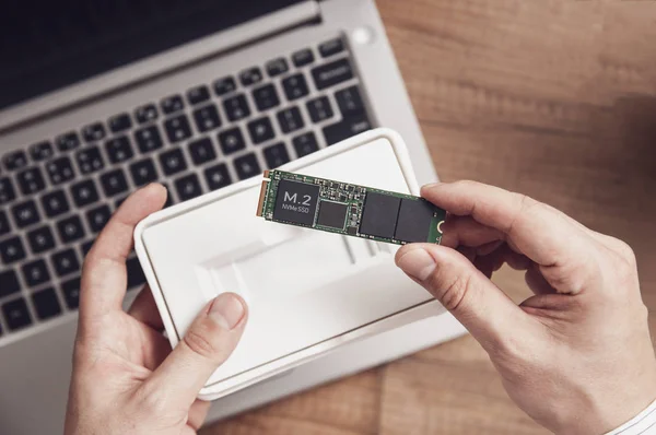 Muž Rozbalíte Nově Zakoupených Ssd Disku Přes Stůl Moderní Laptop — Stock fotografie