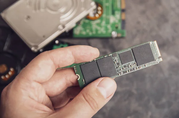 Mão Homem Segurando Unidade Moderna Com Discos Hdd Antigos Fundo — Fotografia de Stock